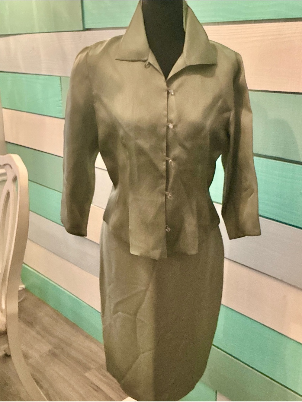 Sylvia Heisel Suit, 100% Silk, fancy buttons, Size 8. see ** comments